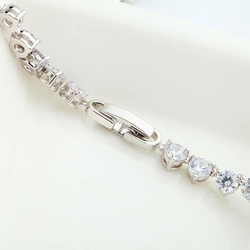 Luoteemi Silver Color 3 Prong Round Cubic Zirconia
