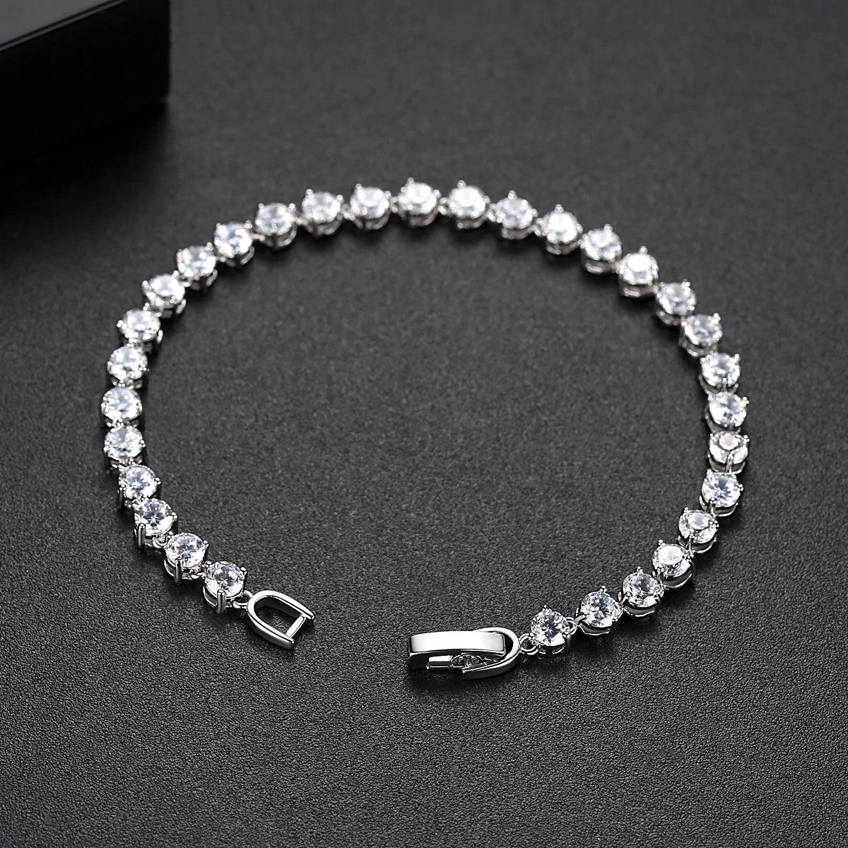 Luoteemi Silver Color 3 Prong Round Cubic Zirconia