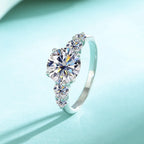 Ein Ring aus 925er Silber mit 3,8 Karat Moissanit, modisch
