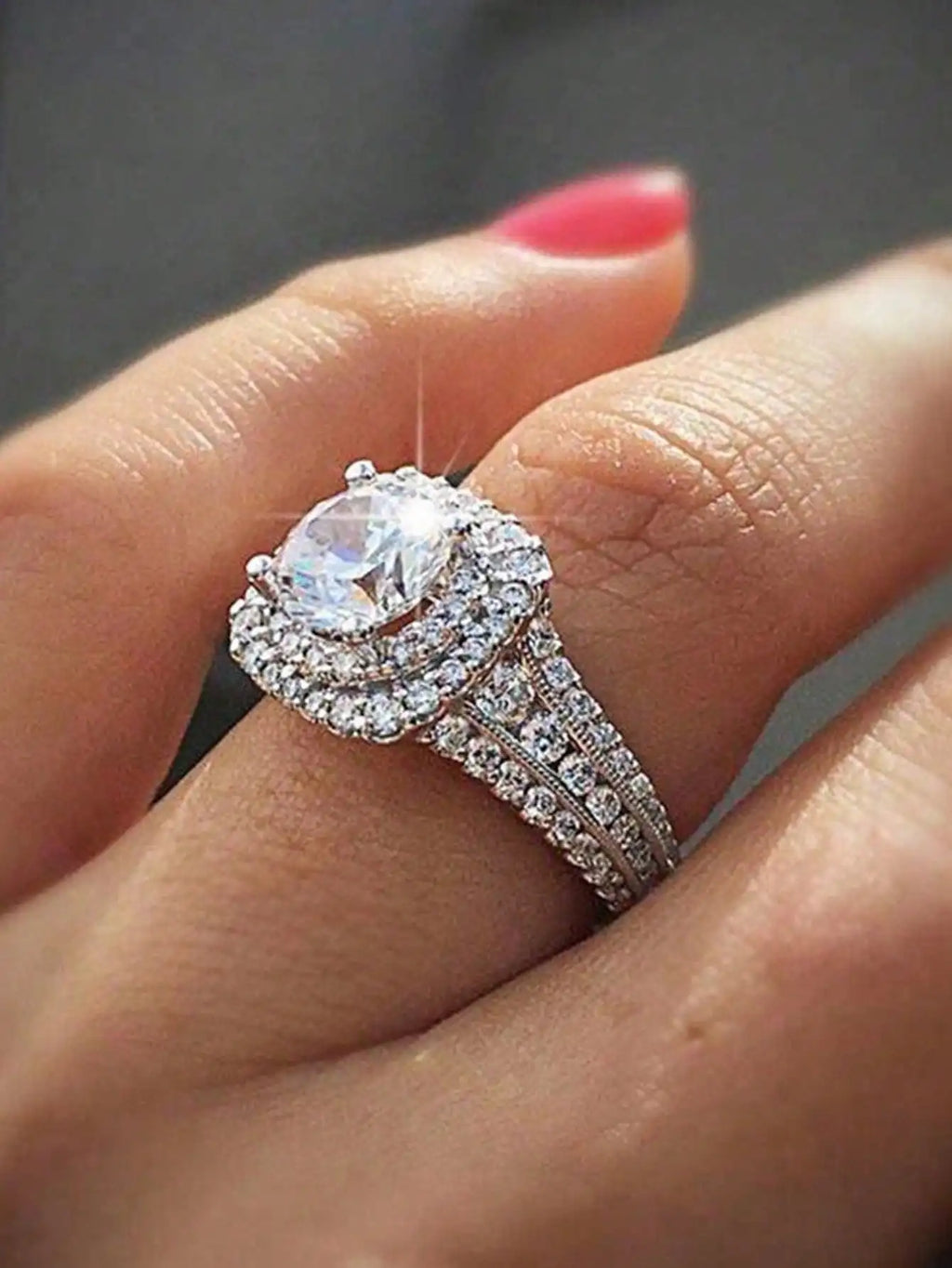Women's Engagement Ring, Fashionable And Luxurious