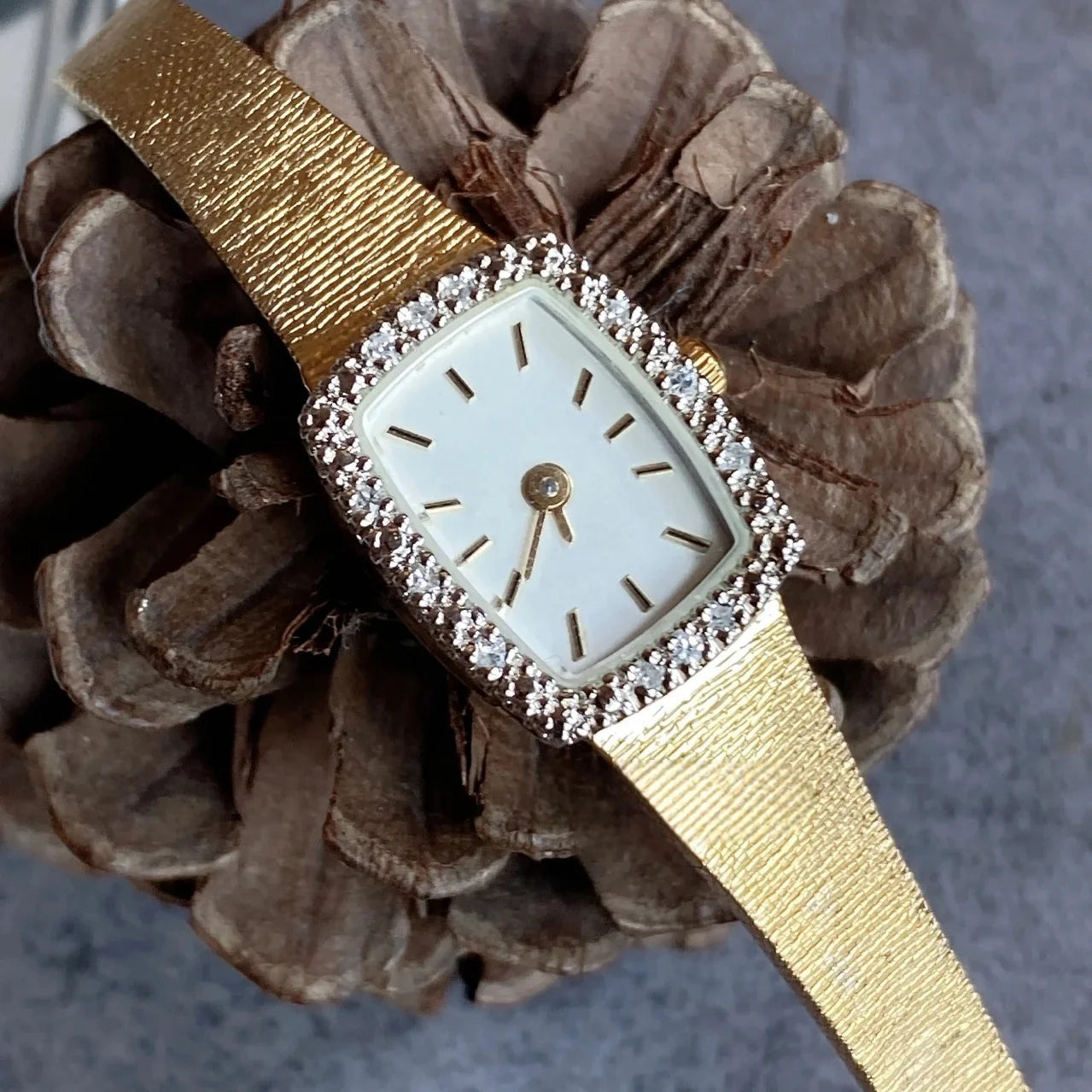 2024 New Women's Watch Medieval Diamond  Vintage