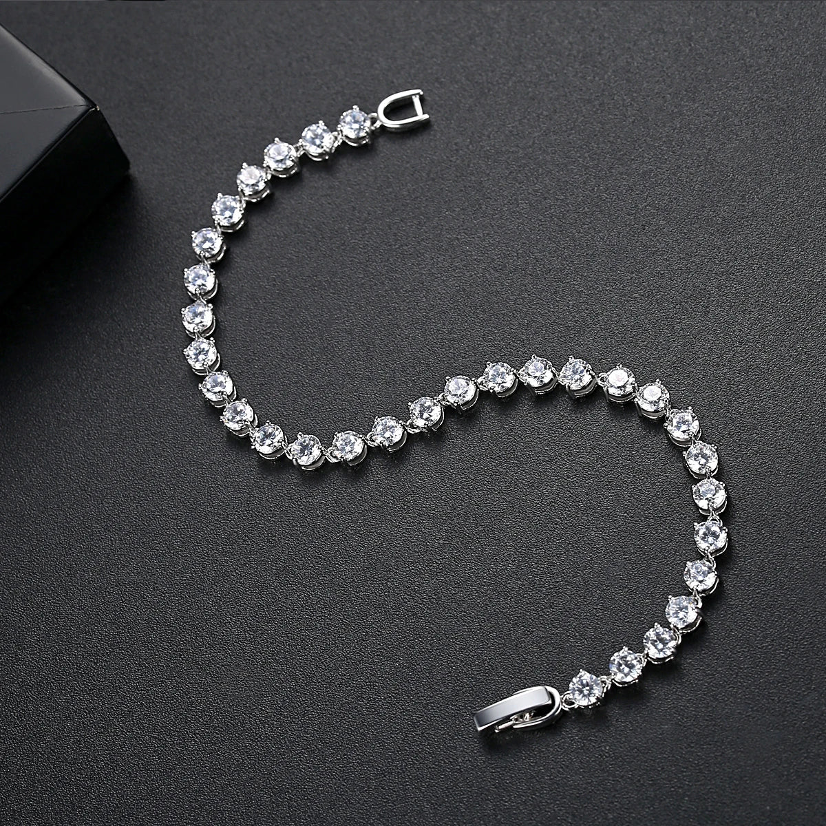 Luoteemi Silver Color 3 Prong Round Cubic Zirconia