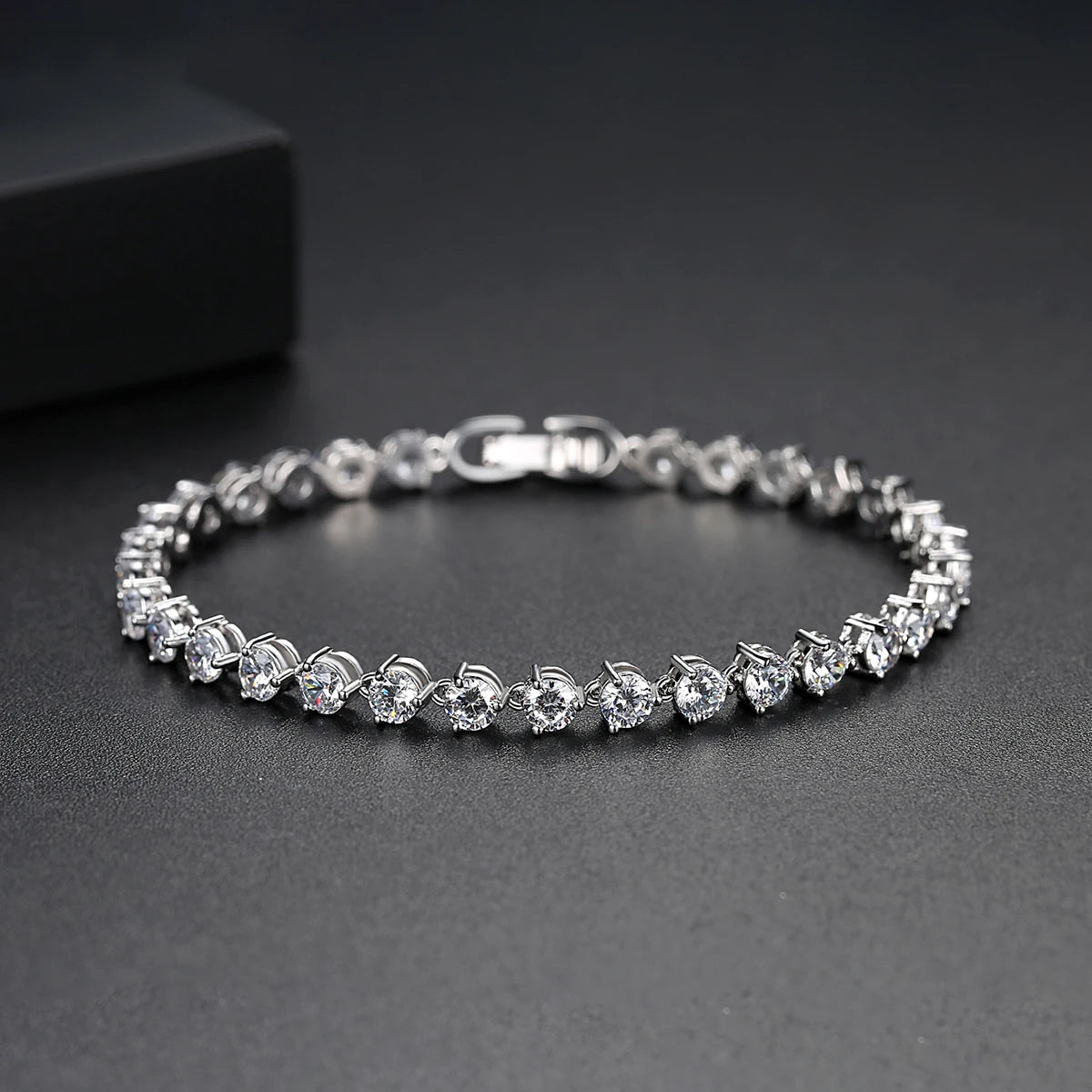 Luoteemi Silver Color 3 Prong Round Cubic Zirconia
