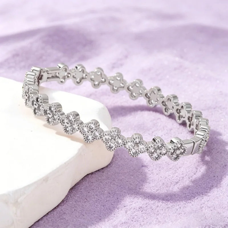 IOGOU Classic 2.5mm Moissanite Four Leaf Flower