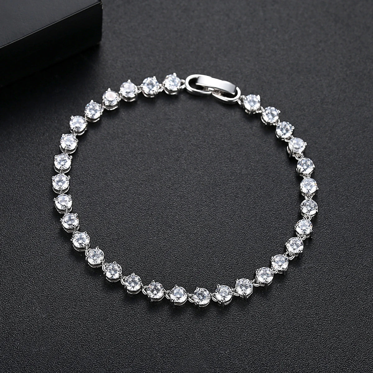 Luoteemi Silver Color 3 Prong Round Cubic Zirconia