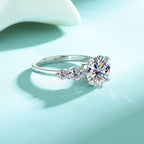 Ein Ring aus 925er Silber mit 3,8 Karat Moissanit, modisch