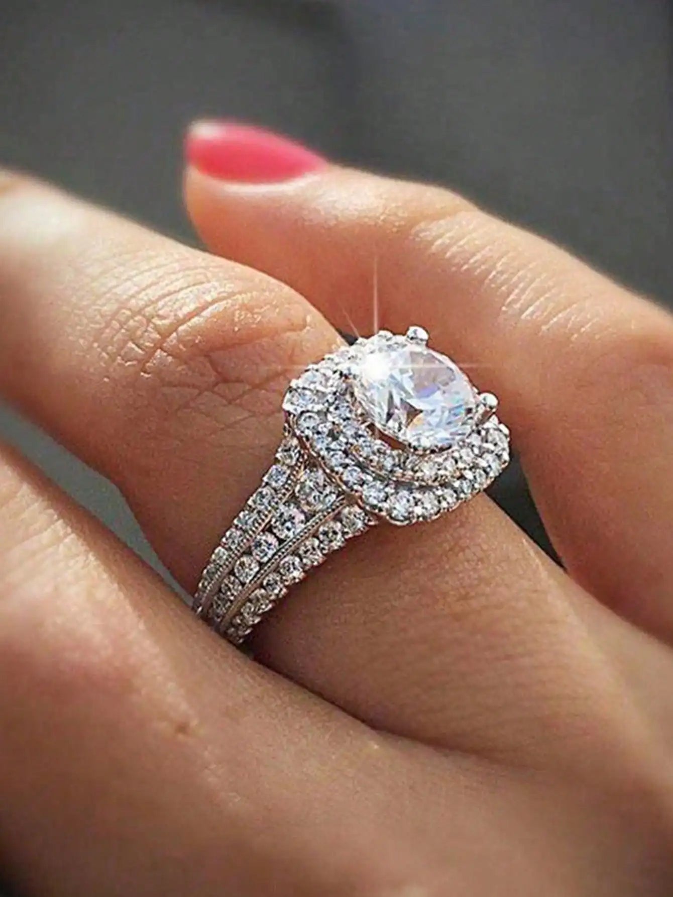 Women's Engagement Ring, Fashionable And Luxurious