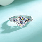 Ein Ring aus 925er Silber mit 3,8 Karat Moissanit, modisch