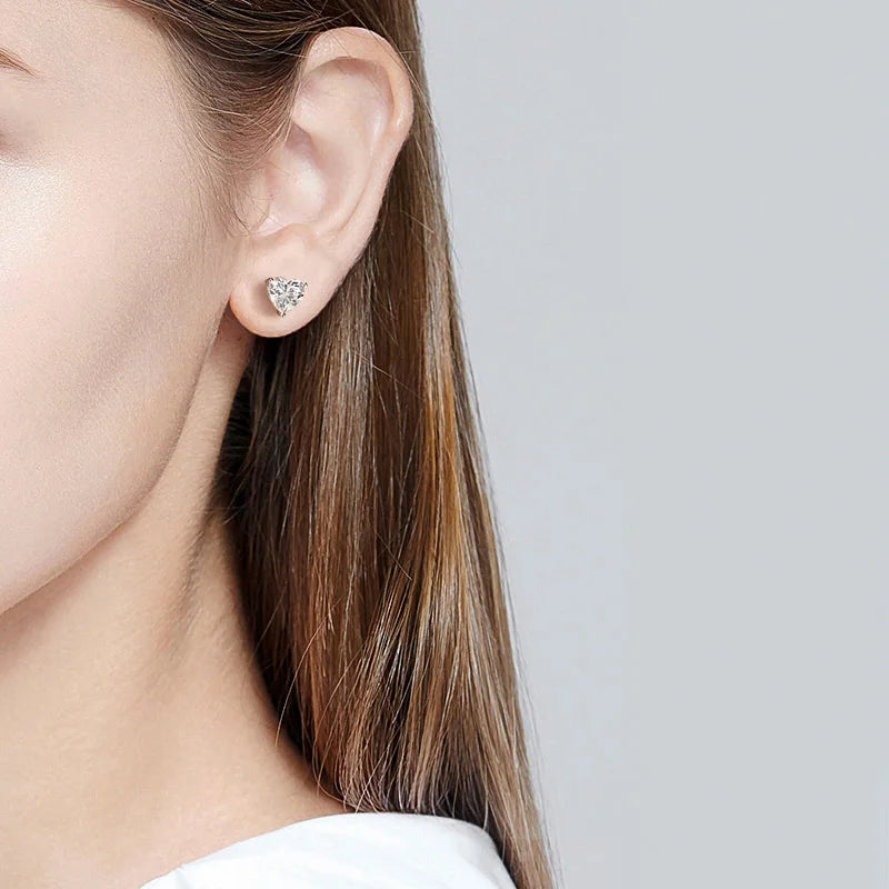 KNOBSPIN D VVS1 Heart Moissanite Earrings